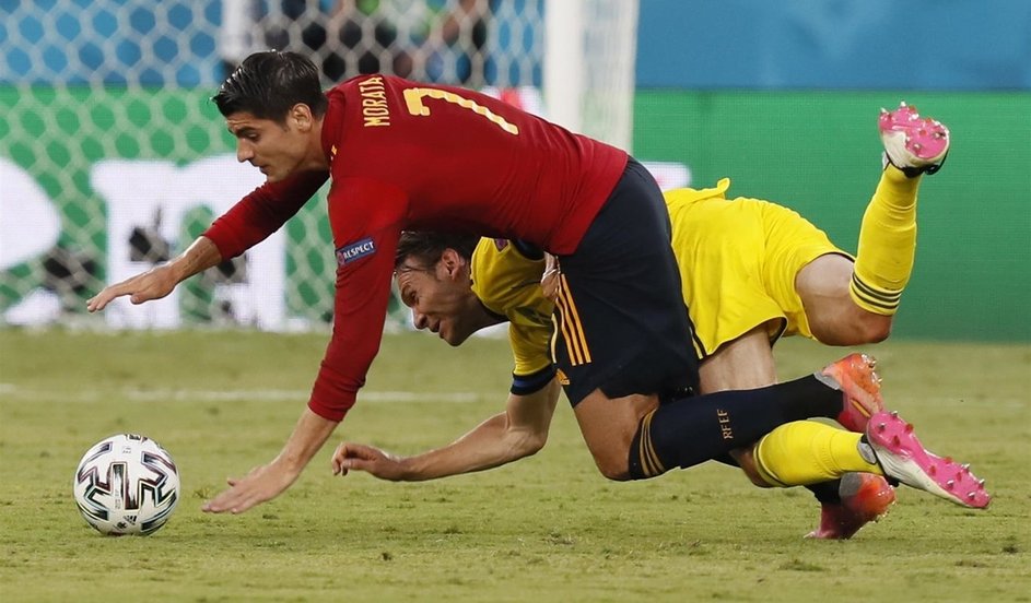 ra
El delantero de la selección española, Morata, en un lance del España-Suecia. // EFE