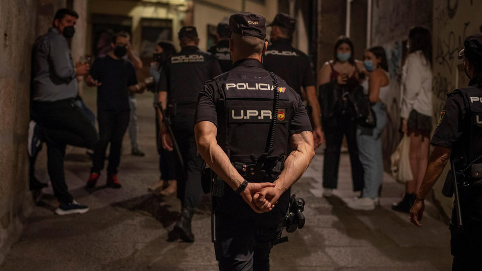 Un agente de la Policía Nacional vigila la zona de los vinos de Ourense [FOTO: BRAIS LORENZO]