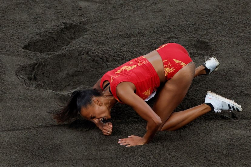 Ana Peleteiro en al final de triple salto de Tokyo 2020