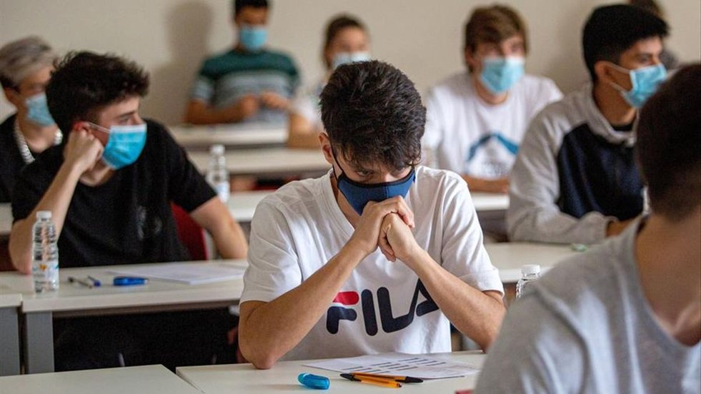  Un grupo de alumnos con mascarilla, durante una clase en un centro escolar en el pasado curso. 