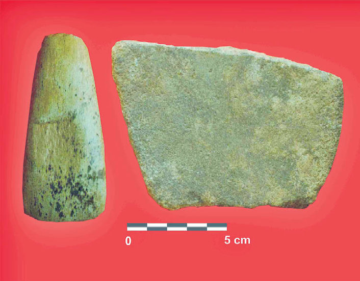 Machado e fragmento de muÍño dos dolmens do val de Salas (Muíños).