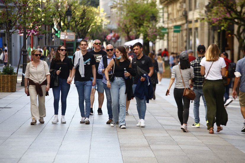 Turistas en Ourense en la calle del Paseo (MIGUEL ÁNGEL)