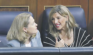 Las vicepresidentas Nadia Calviño y Yolanda Díaz, en el Congreso.