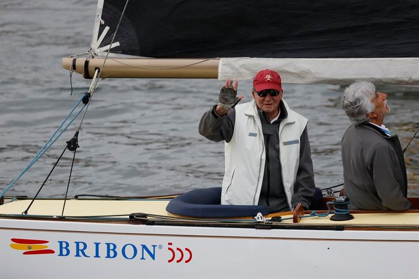 El rey emérito Juan Carlos I en su barco, "Bribón" (EFE) en su visita de 2022.