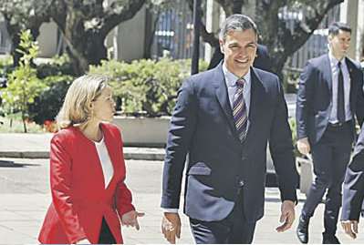 Nadia Calviño camina al lado del presidente Pedro Sánchez.