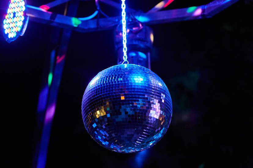 Bola de discoteca. Imagen de Engin Akyurt en Pixabay