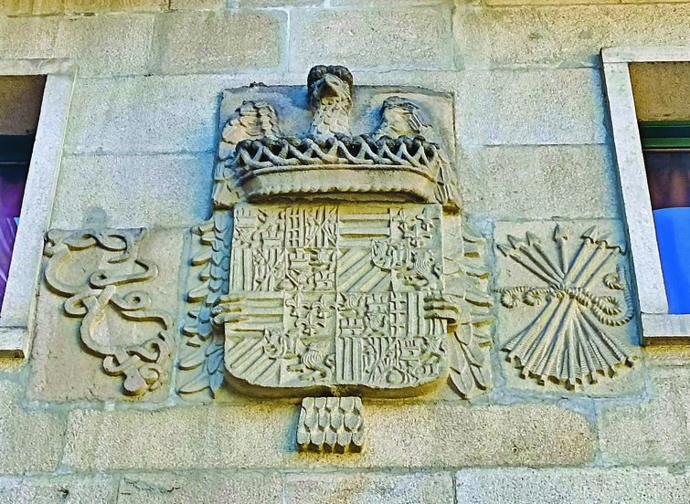 Escudo das Casas Reais na Praza do Correxedor 11.