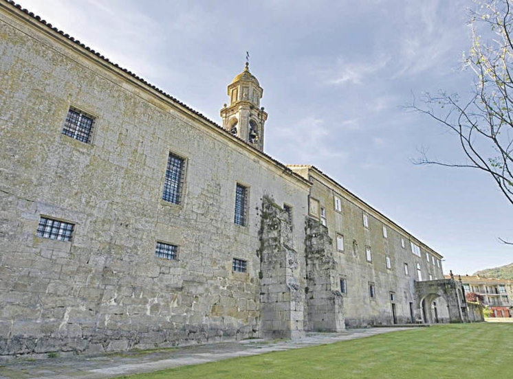 O Convento das Clarisas na gran praza do Campo da Barreira (Allariz).