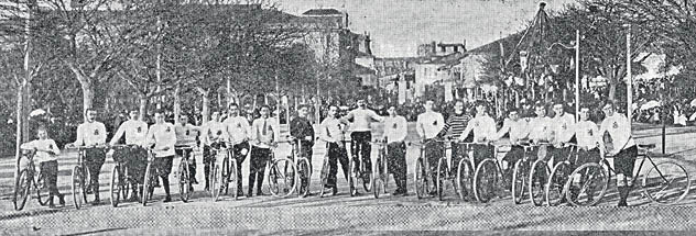 Foto J. Pacheco 1910. Sección ciclista Ourense Blanco y Negro en el Jardín del Posío. El quinto comenzando por la derecha, Narciso de Cunha.