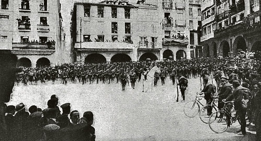 Batallón de cazadores de Mérida en la plaza Mayor de Ourense. Foto Pacheco 1921.