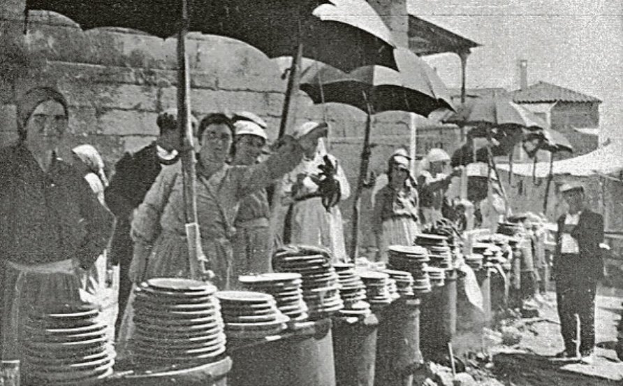 Foto de Cazaux en 1933. Las pulpeiras animando la feria en O Carballiño.