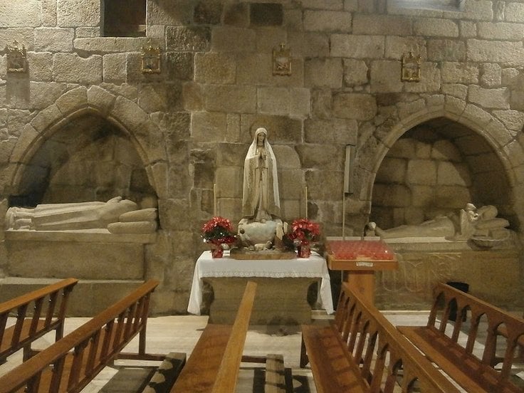 A “Virxe de Fátima” na igrexa de Santiago de Allariz.