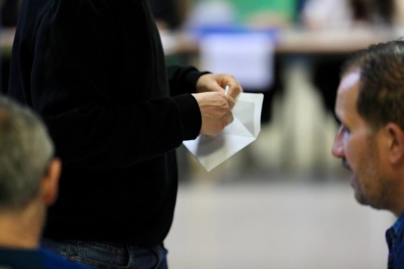 Un votante prepara su papeleta para ejercer el derecho al voto el 28M.