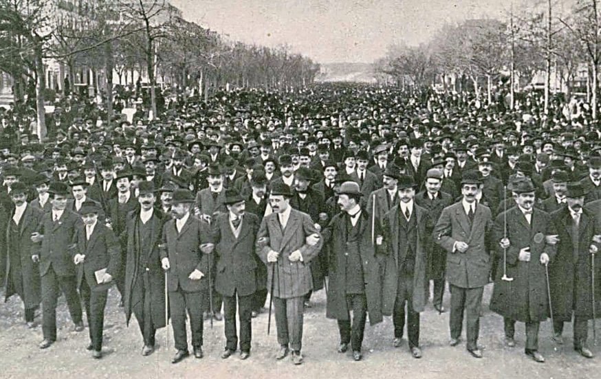 Batallones de voluntarios, entre ellos, los carbonarios. Foto de 1911 de Benoliel.