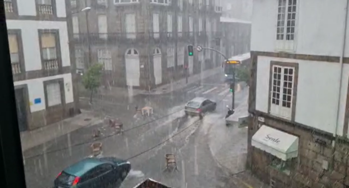 Sillas de una terraza, arrastradas a la calle Progreso por la lluvia.