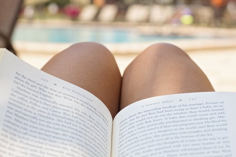 Un libro en la piscina. (FOTO: PIXABAY).