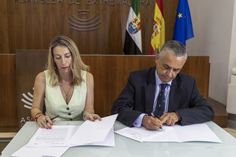 María Guardiola (PP) y Pelayo Gordillo (Vox), en la firma del pacto en Extremadura.