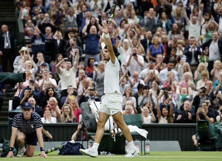 El tenista español Carlos Alcaraz festeja con el público la victoria ante Medvedev en Wimbledon. TOLGA AKMEN