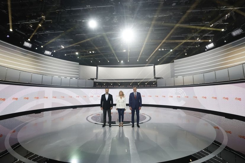 Abascal, Díaz y Sánchez, en el plató de RTVE minutos antes de iniciar el debate.
