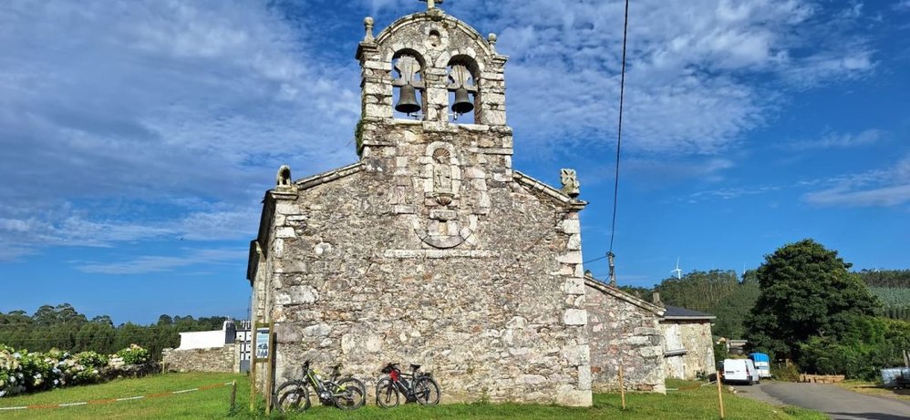Iglesias como esta del románico rural son frecuentes por el Cantábrico, pero sin puerta, tapiada, se ignora su siglo.