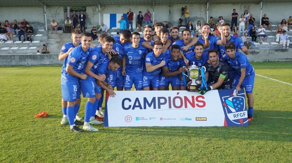 Los jugadores del Ourense CF posan con la Copa Federación tras ganar al Villalbés.