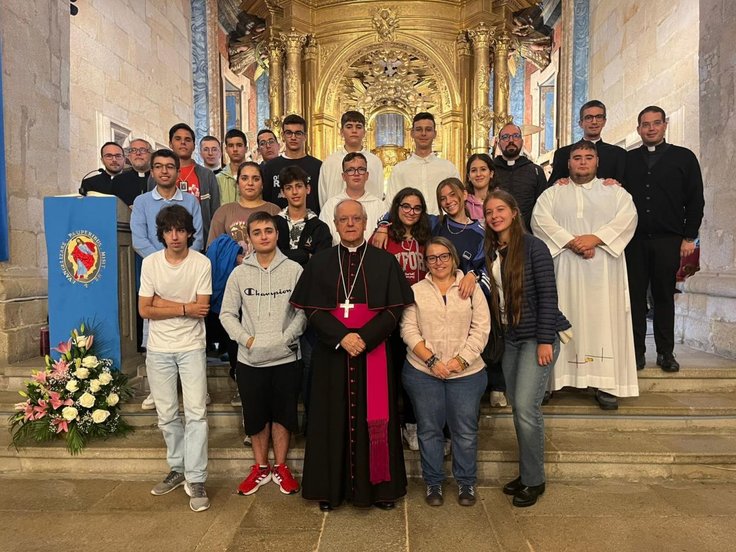 El obispo de Ourense con un grupo de jóvenes que realizaron ayer la peregrinación hasta el santuario.