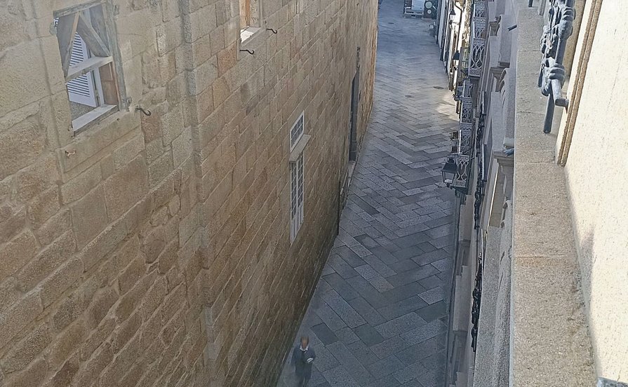 Rúa do Bispo Carrascosa, situada entre o Museo Arqueolóxico de Ourense, antigo Pazo Episcopal, e a Casa do Concello.