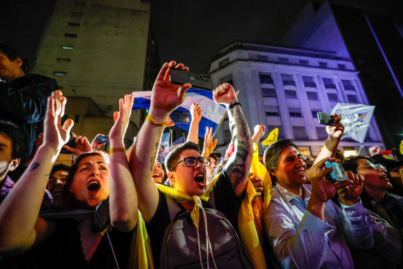 Argentinos en un acto tras conocerse los resultados de la primera vuelta de las elecciones. Foto: EFE.