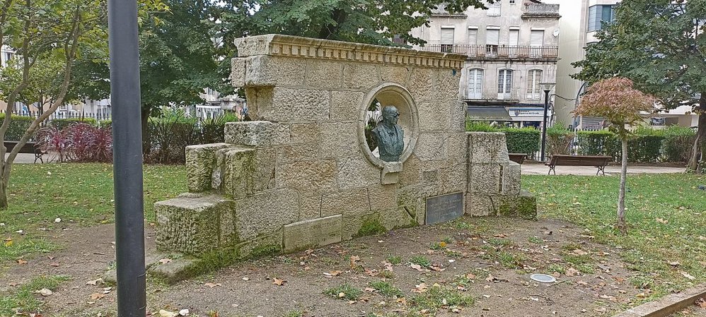 Monumento a Prado Lameiro, actualmente no xardín do Posío.