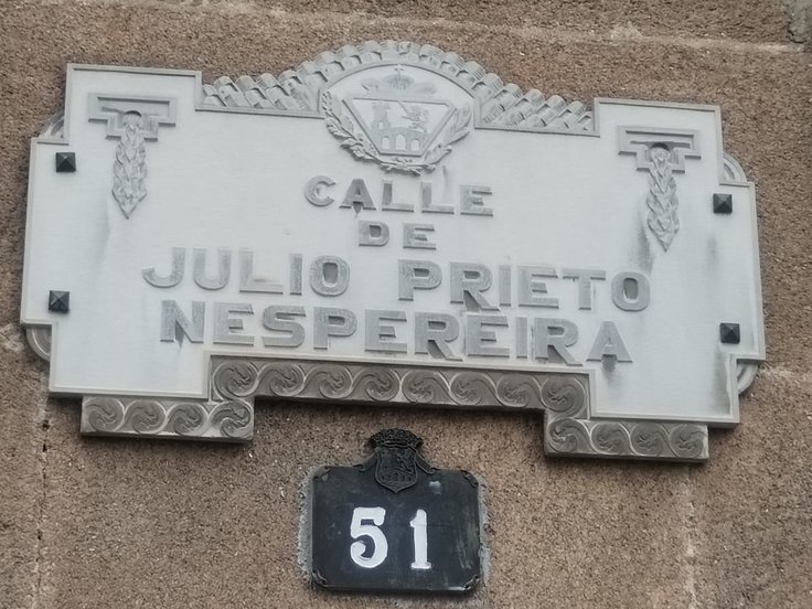 Placa da rúa Julio Prieto Nespereira.
