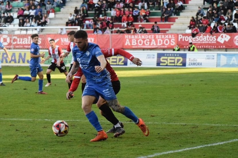 Fernando Andrada, jugador del Ourense CF, protege el balón en el encuentro ante el Zamora.