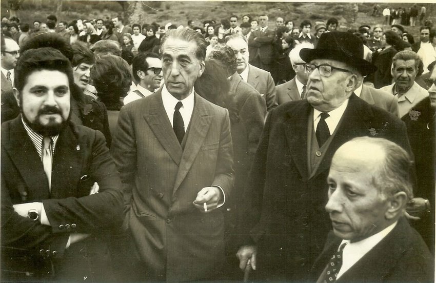 Xocas con Otero Pedrayo y Ferro Couselo, junto al autor (izquierda).