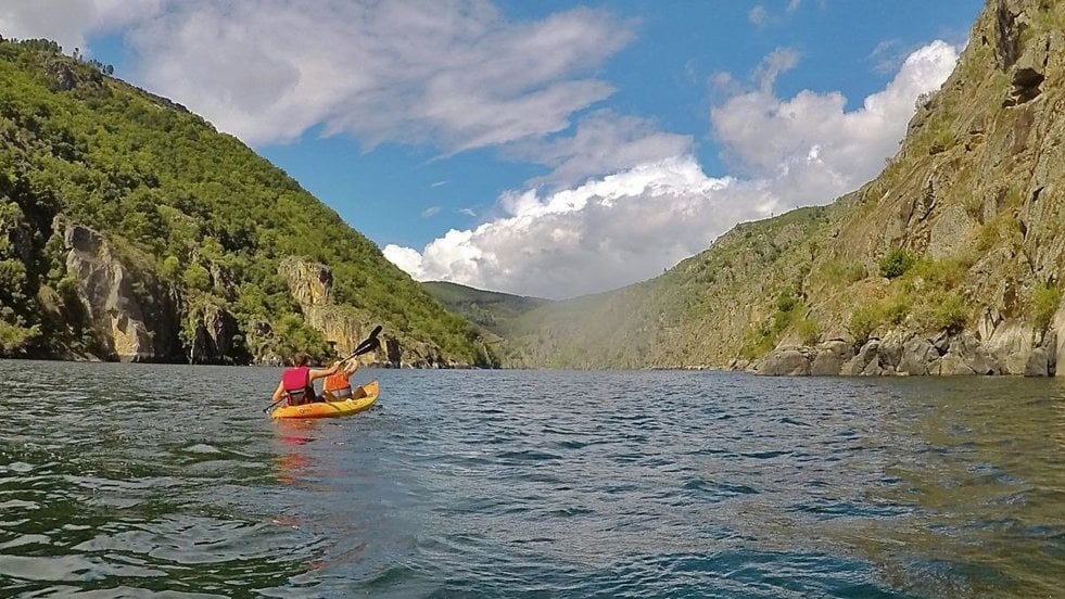 Pareja de turistas practicando kayak en la Ribeira Sacra.