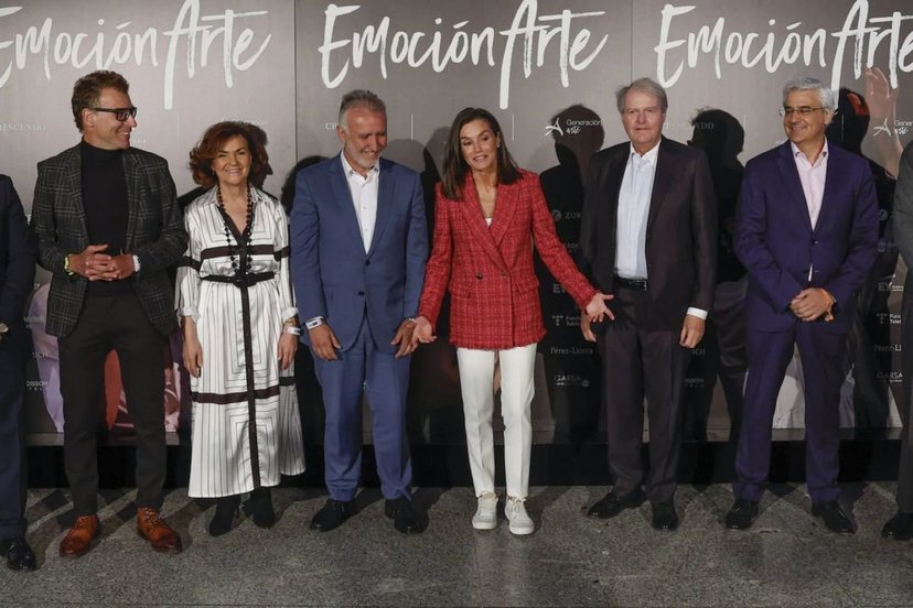 La reina, de zapatillas en el concierto EmocionArte en el Teatro Real de Madrid.