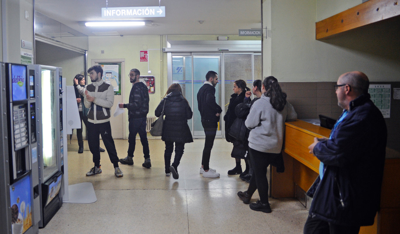 Varios pacientes esperan a ser atendidos en el servicio del PAC, ayer. // Fotos Martiño Pinal
