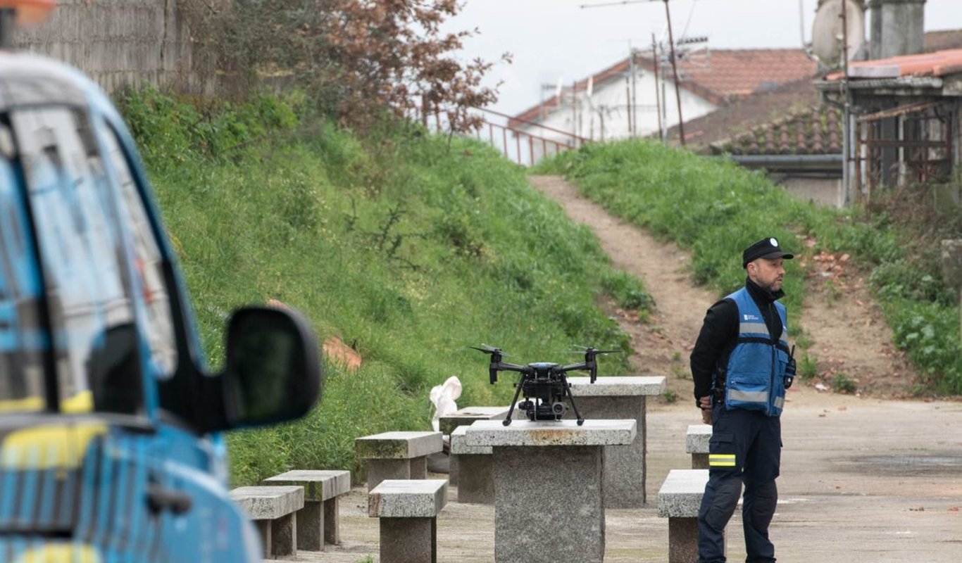 Un técnico de la Axega, junto al dron utilizado el pasado día 12 para buscar a la joven en Covadonga. (Foto: Óscar Pinal)