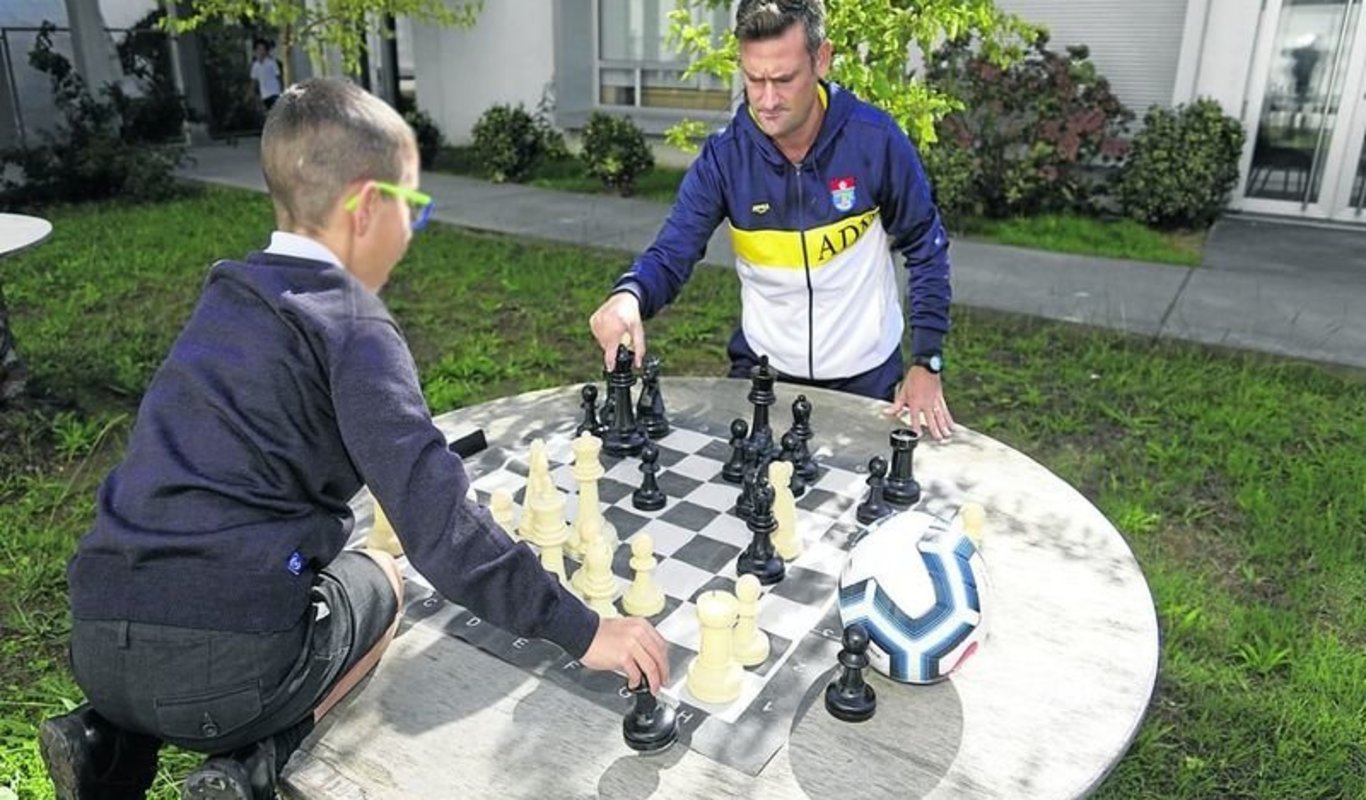 Álex y Jorge Fortes disfrutan juntos del ajedrez y del fútbol en un día a día en el Montecastelo.