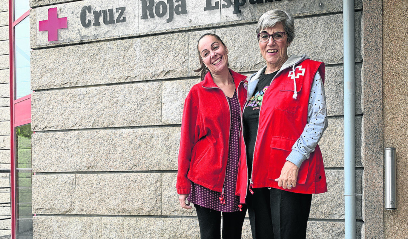 María Martínez y Paquita Panero, frente al edificio de la Cruz Roja.