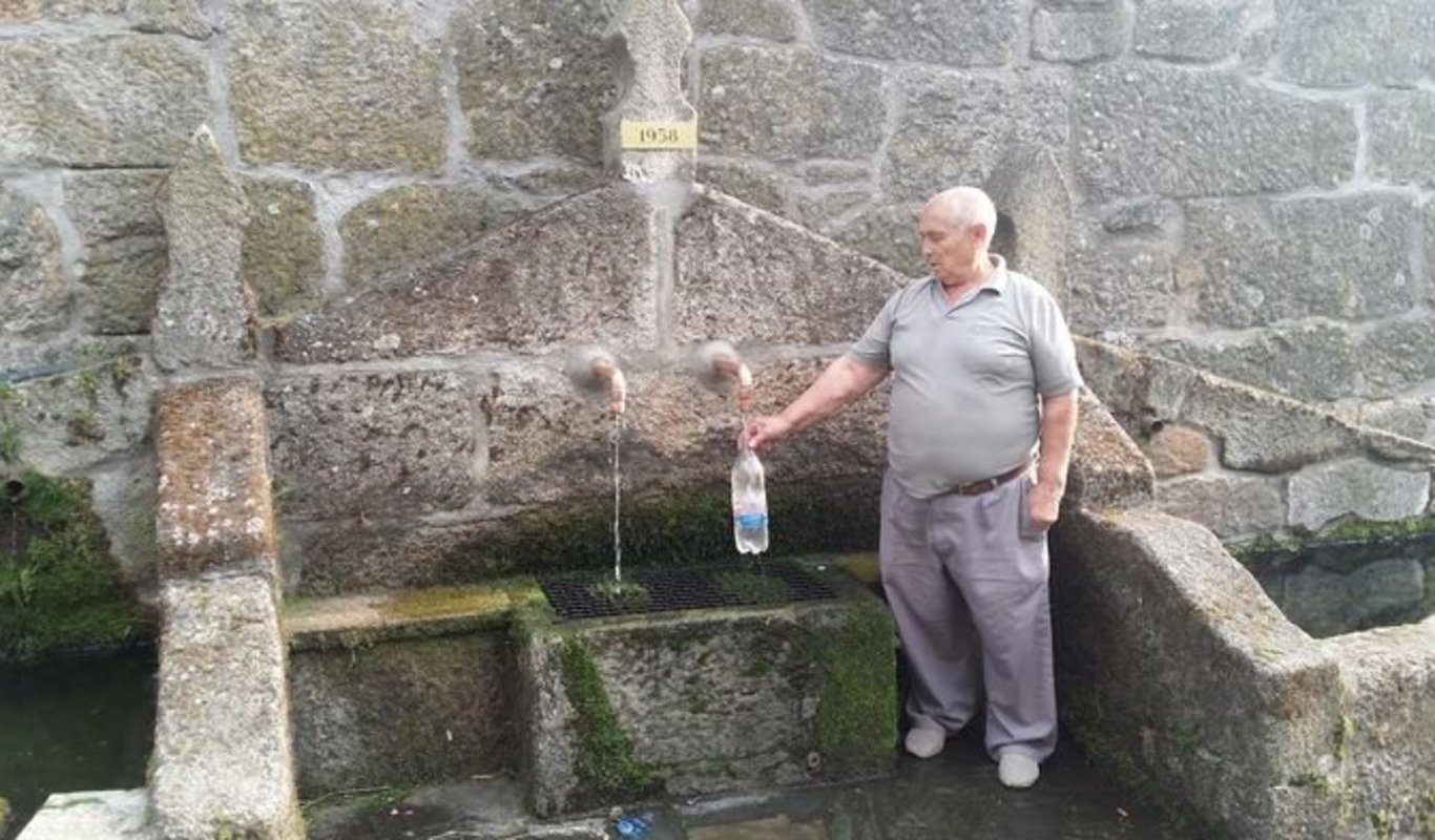 Los vecinos de Vilarello ya no beben agua de su manantial