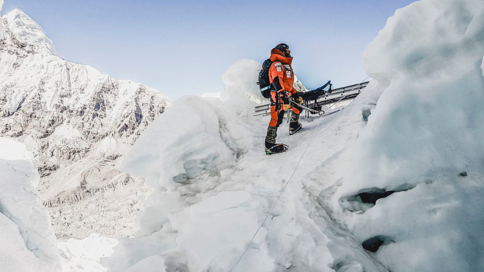 Alex Txikon sube el K2