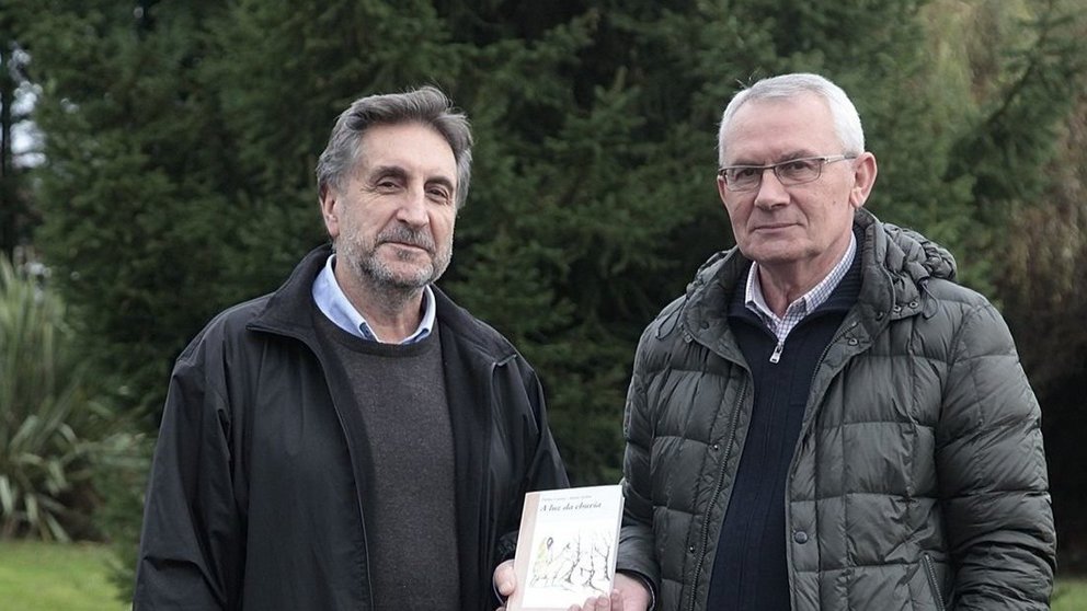 Antón Jardón e Delfín Caseiro co seu libro. (Foto: Miguel Ángel)