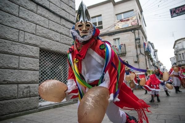 XINZO DE LIMIA (PRAZA MAIOR). 03/02/2018. OURENSE. Salida de las pantallas, la máscara de Xinzo de Limia en el Domingo de Corredoiro. FOTO: ÓSCAR PINAL
