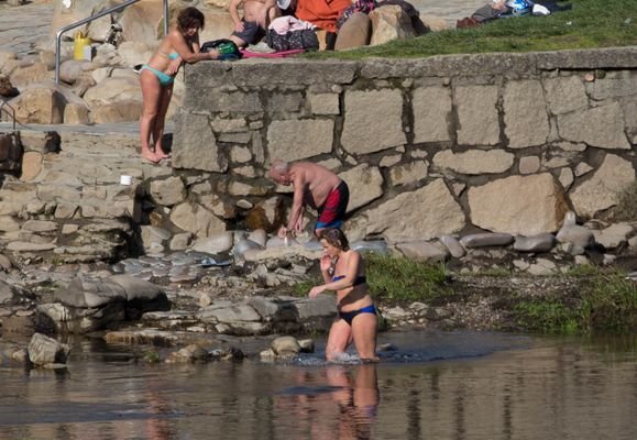 A Chavasqueira (Ourense). 26/02/18. Gente bañándose y tomando el sol en las termas de A Chavasqueira.
Foto: Xesús Fariñas