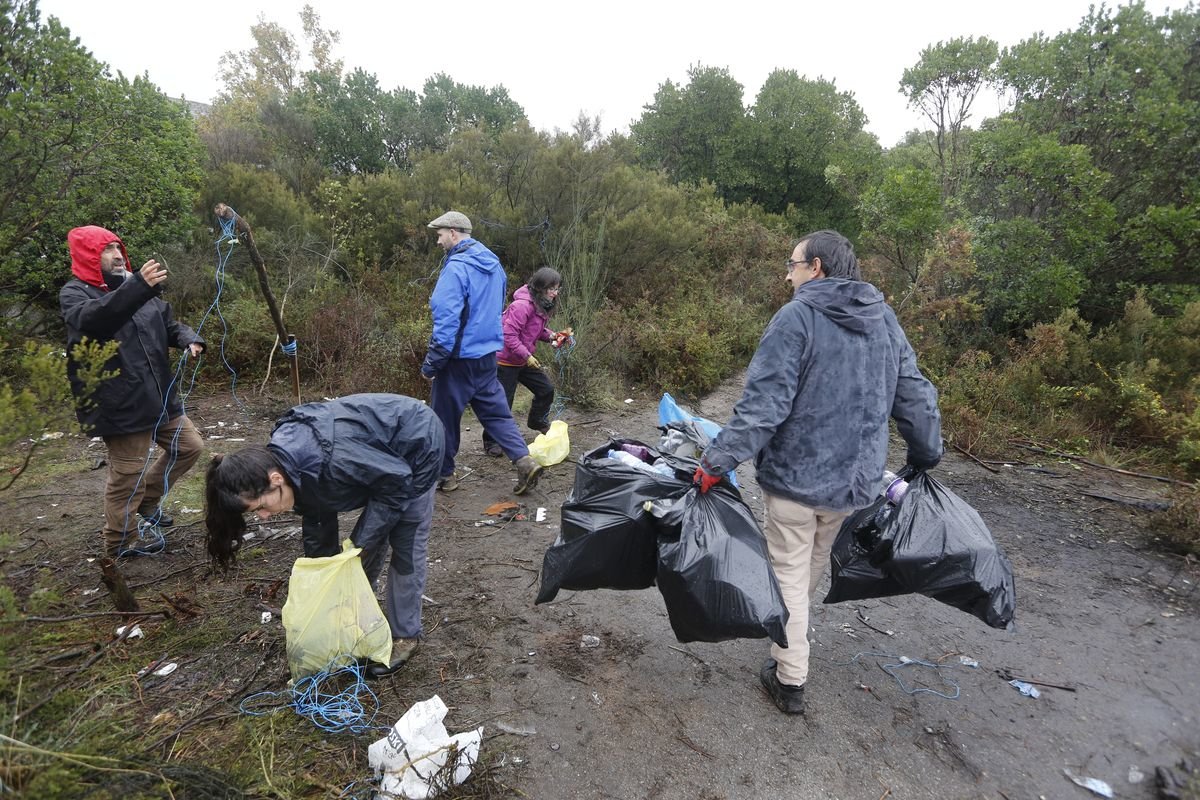 Montealegre (Ourense). 10/11/2019. Recogida de la basura que dejaron en los magostos en Montealegre.
Foto: Xesús Fariñas.