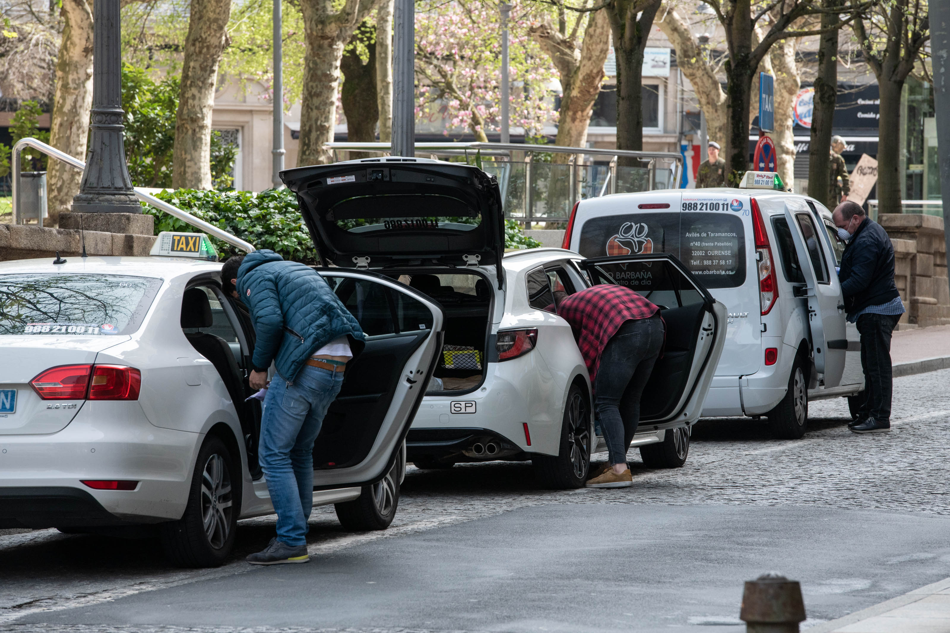 OURENSE (PARQUE DE SAN LÁZARO). 18/03/2020. OURENSE. Varios taxistas limpian sus vehículos después de cada servicio para prevenir el contagio del coronavirus a sus clientes. FOTO: ÓSCAR PINAL
