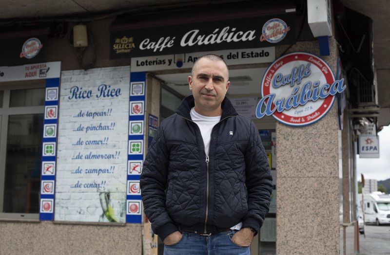 Ourense. 01/05/2020. Entrevista al Hostelero Carlos Abellás delante de su bar.
Foto: Xesús Fariñas