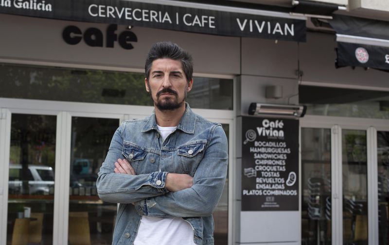 Ourense. 01/05/2020. Entrevista al Hostelero Óscar Vivián delante de su bar.
Foto: Xesús Fariñas