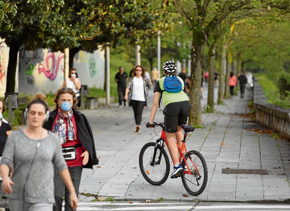 Ourense. 08/05/2020. Limitción de bicicletas en varias sendas de la ciudad a la hora de los paseos y hacer deporte. En la foto un ciclista en el paseo del Barbaña.
Foto: Xesús Fariñas