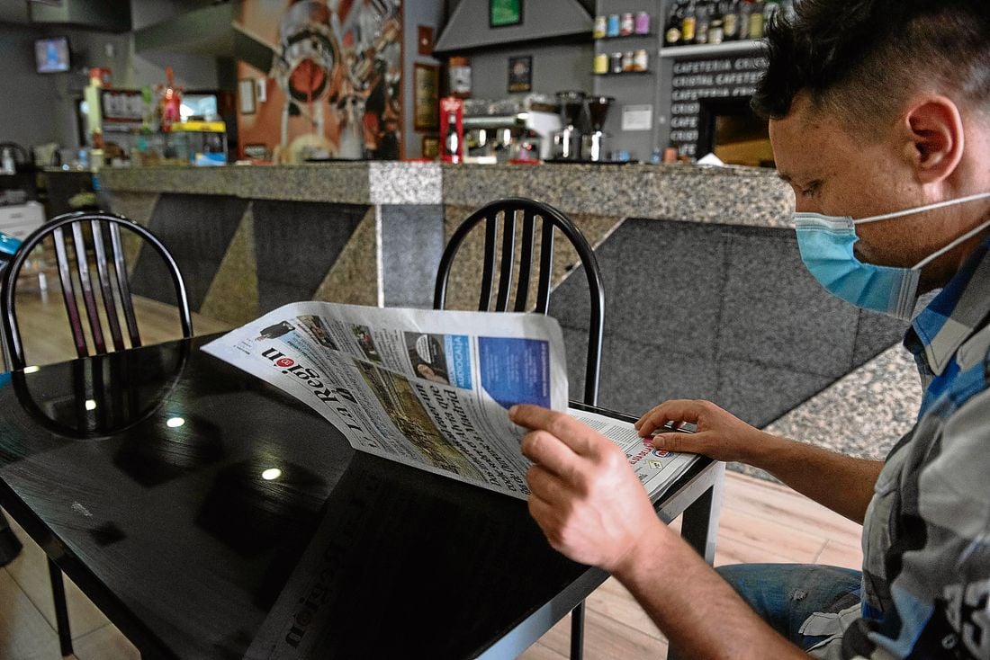 OURENSE (CAFETERÍA CRISTAL). 03/06/2020. OURENSE. Varias personas ojean un ejemplar del periódico La Región en una cafetería de Ourense. FOTO: ÓSCAR PINAL
