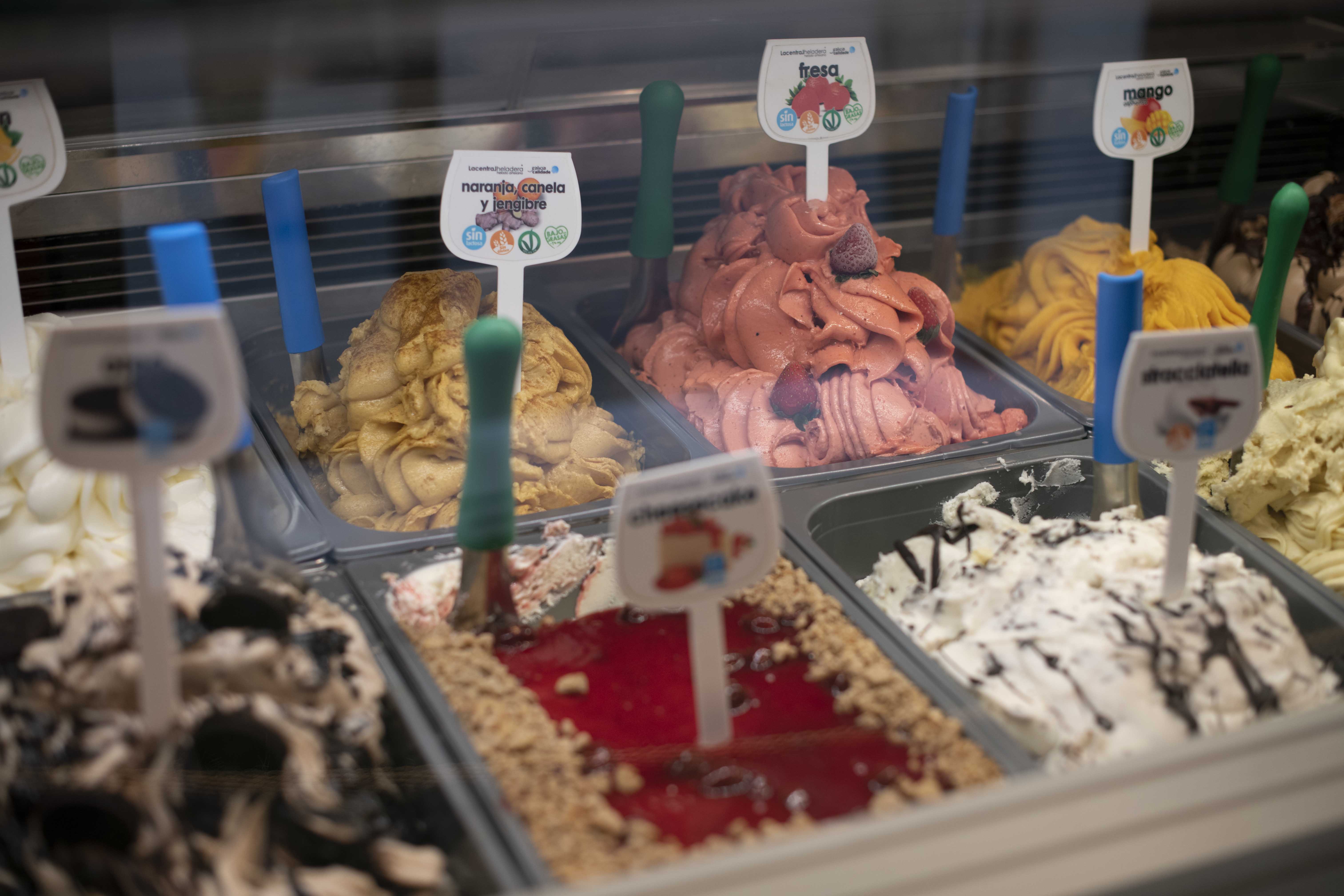 Ourense. 29/05/2020. Reportaje de gente comiendo helados en un día tan caluroso en la ciudad.
Foto: Xesús Fariñas